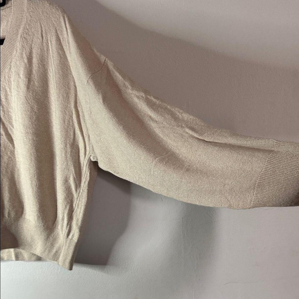 Chic and minimalist oversized knit sweater from ZARA in a soft beige/cream to... - Picture 3 of 7